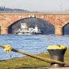 Viele Marktheidenfelder protestieren, weil die Wasser- und Schifffahrtsverwaltung den mittleren Pfeiler der alten Mainbrücke herausnehmen will, um die Situation für die Schifffahrt zu verbessern.