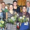 (reds)   Auf der Weihnachtsfeier der Metzgerei Georg Siegler in Wombach wurden vier Fleischerei-Fachverkäuferinnen für langjährige Betriebszugehörigkeit geehrt. Monika Przyklenk lernte im Haus und hielt dem Betrieb 50 Jahre die Treue. Anneliese Väthjunker lernte ebenso bei Siegler und gehört seit 40 Jahren zum Team. Luzia Merz und Doris Rack konnten für 25-jährige Betriebszugehörigkeit ausgezeichnet werden. Wie das Unternehmen mitteilt, stellte Betriebsinhaber Georg Siegler die Verlässlichkeit seiner Mitarbeiterinnen heraus, die alle mit Fachkönnen und persönlichem Engagement dazu beigetragen hätten, dass die Metzgerei ein gesundes Unternehmen sei. Kreishandwerksmeister Hermann Knauer, zugleich Kreisgeschäftsführer der Fleischer-Innung, betonte, dass solche Jubiläen im Handwerk nicht alltäglich seien. Nur mit einer ausgewogenen Firmenführung und einer positiven Einstellung zum Personal sei so etwas möglich. Weiter sagte Knauer, dass eine Firma immer nur so gut sei, wie das Personal. Der Betrieb wurde 1956 von Ludwig und Christina Siegler gegründet. Heute beschäftigt das Unternehmen 30 Mitarbeiter und wird von Georg und Barbara Siegler mit Tochter Nicole geführt. Laut Obermeister Volker Steigerwald gehört die Metzgerei Siegler zu den renommiertesten Fleischer-Fachgeschäften im Landkreis. Das Foto zeigt (von links, hinten) Max, Nicole, Georg und Barbara Sieger mit Hermann Knauer, (vorne), Monika Przyklenk, Anneliese Väthjunker, Doris Rack und Luzia Merz.