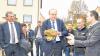 Für eine starke Landwirtschaft: DBV-Präsident Joachim Rukwied (Mitte) packte kräftig an und räumte beim Kreisbauerntag in Gaukönigshofen gemeinsam mit BBV-Kreisobmann Hermann Brell (rechts) Stolpersteine aus dem Weg.