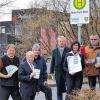 Haltestelle Hotel: Der Kreuzbergbus fährt künftig auch das Rhön-Park-Hotel an. Über die Anbindung freuen sich (v.l.n.r.) Michael Pfaff, Tourismus GmbH Bayerische Rhön, Direktor Ben Baars, Architekt Holger Fenchel, Nahverkehrsbeauftragte Ronald Ziegler, Marketingleiterin Cornelia Baars, Bürgermeister Fridolin Link und Landrat Thomas Habermann.
