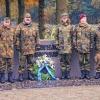(hg)   Die Reservistenkameradschaft von Kleineibstadt war nun schon zum zweiten Mal nach 2009 auf einem Kriegsgräbereinsatz im Ausland. Diesmal auf dem Deutschen Soldatenfriedhof Ysselsteyn in Holland. Auf dem Friedhof ruhen rund 32 000 deutsche Soldaten und auch zahlreiche Zivilisten. Die Kameraden mähten bei ihrem Einsatz rund 8000 Kreuze aus, 27 neue Kreuze wurden gesetzt, 150 Kreuze wurden gerichtet, rund 80 Prozent der Fläche (was einer Größe von etwa zehn Fußballfeldern entspricht) wurden von Laub und Nadeln befreit. Außerdem wurden Dächer und Dachrinnen der dortigen Jugendbegegnungsstätte von Laub gesäubert. Insgesamt arbeiteten die rührigen Mitglieder der Reservistenkameradschaft rund 400 Stunden ehrenamtlich. Die Kleineibstädter wurden durch zwei Soldaten der Bundeswehr als Fahrer mit Fahrzeugen und bei der Arbeit unterstützt. Die Kameraden bedanken sich auch bei den Sponsoren für die finanzielle und materielle Unterstützung. Die Sammlung für den Volksbund Deutsche Kriegsgräberfürsorge in Kleineibstadt ergab 362,20 Euro. Dieses Geld wird ausschließlich für derartige Einsätze verwendet. Sieben Reservisten, unterstützt durch die erwähnten beiden Bundeswehrsoldaten, waren in Ysselsteyn in Holland dabei. Vom 4. bis 15. November wurden die Arbeiten auf dem Soldatenfriedhof erledigt. Im Bild von rechts Betreuerin Anne Wagner aus Dresden, die in Holland ein freiwilliges soziales Jahr absolviert, Thomas Bockelt, André Elster, Wolfgang Hesselbach, Christof Raschig, Thomas Grob, Michael Renner, Helmut Hesselbach und Markus Lampert nach einer Kranzniederlegung, die ebenfalls zum Gedenken an die Gefallenen organisiert wurde.