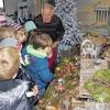 (may)   Einen Projekttag „Advent“ gestalteten Erst- und Zweitklässler mit ihren Lehrerinnen Petra Schmidt und Sigrid Schneider in Westheim. Fünf Stationen waren im Rehazentrum Zeiss in Westheim aufgebaut, die von den Kindern zu durchlaufen waren. Franz-Josef Zeiss stellte eine orientalische Krippe vor, zudem gab es ein Krippenhaus und sogar ein ganzes Krippendorf zu sehen. Der ehemalige Lehrer Franz Paulus empfing die Schüler an einer alpenländischen Krippe und beantwortete bereitwillig die Fragen der wissbegierigen Schüler. Sieglinde Zeiss las ihnen die Weihnachtsgeschichte vor. In der Pause gab es Kinderpunsch und Lebkuchen, untermalt von vorweihnachtlicher Musik. Nachdem die Kinder die Geschichte vom Heiligen Nikolaus gehört hatten, kam der schließlich höchstselbst auch noch zu Besuch.