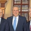 Festakt: Bayerns Innenminister Joachim Herrmann (Mitte) verabschiedete Klaus Schiffczyk (rechts) als Präsidenten des Verwaltungsgerichts Würzburg und führte Rudolf Emmert als dessen Nachfolger ein.