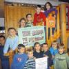 (mia)   Ein bisschen so wie St. Martin – so wollten die fünf- bis sechsjährigen Kinder aus der Spatzengruppe im Kindergarten Spirkennest aus Gambach sein, als sie sich spontan entschlossen, den Reinerlös aus dem Verkauf ihrer selbstgebackenen Martinsgänse den Notleidenden auf den Philippinen zu spenden, heißt es in einer Pressemitteilung. Die Unwetterkatastrophe hatte sich drei Tage vor dem Fest des Heiligen Martin ereignet. Auch ein Teil des eigenen Taschengeldes und kleine Spenden von Familienangehörigen wurden bei der Aktion in einem Sammelglas zusammengetragen. Mit einem Zuschuss von 100 Euro aus der allgemeinen Festerlöse-Kasse des Elternbeirats kamen am Ende 225,50 Euro zusammen. Die Spatzenkinder mit den Erzieherinnen waren sehr stolz, als sie gemeinsam bei einem Besuch der Sparkassen-Filiale in Gambach mit ihrem Beitrag den philippinischen Taifun-Opfern helfen konnten – ein bisschen so wie St. Martin eben.