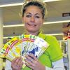 Duft-Klassiker: Im Altstadtmarkt bei der Langen Nacht in Uffenheim geht es unter anderem um Duft-Wunder-Bäume, die ein gebürtiger Uffenheimer erfunden hat. Romana Heinze präsentiert unterschiedliche Exemplare.