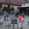 Rudolf Mauder baute verschiedene Stationen mit unterschiedlichen Geräten auf, an denen die Schulkinder das Wäsche waschen früherer Zeiten ausprobieren konnten, aufmerksam beäugt von den Senioren des Niklasheimes.