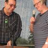 Integrationsbeauftragte der Stadt und Organisatorin Astrid Glos (rechts) dankte dem Santur-Spieler Hamid Zavieh und gratuliert ihm zu seinem 44. Geburtstag. Integrationsbeauftragte der Stadt und Organisatorin Astrid Glos (rechts) dankte dem Santur-Spieler Hamid Zavieh und gratuliert ihm zu seinem 44. Geburtstag.