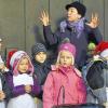 (fcn)   Mit einem „Sternentanz“ und Liedern wie „In der Weihnachtsbäckerei“ versetzten die Mädchen und Jungen des Kindergartens mit Leiterin Annette Bachert (Mitte) und Sabine Heim (rechts) die Besucher des siebten Schönfelder Adventsmarkts in eine besinnliche Stimmung. Bei strahlendem Sonnenschein tummelten sich zahlreiche Gäste auf dem Kirchplatz und genossen das abwechslungsreiche Angebot. Laut Organisator Ralf Schieß gab es erstmals Magnetschmuck, Armbänder aus Pferdehaar, Fensterbilder aus Holz und Glasgravuren. Darüber hinaus präsentierten die Aussteller kreative Geschenkideen, Marmelade, Honig, frisch zubereitete Nüsse und Mandeln, Waffeln mit heißer Schokolade, weihnachtliche Gestecke, Grußkarten sowie Handarbeiten aus Wolle. Zum zweiten Mal waren auch zwei Ziegen im Streichelzoo mit von der Partie. Drinnen machten beim Flohmarkt kleine Anbieter große Geschäfte; außerdem bastelten die Kinder unter fachkundiger Anleitung Lesezeichen, Dekorationen und Engel.