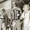 Narretei in Oberfladungen: Seit 50 Jahren sorgt der Oberfladunger Carneval Club für närrisches Vergnügen, wie dem Bilderreigen zu entnehmen ist. Oben links: »Auf Matrosen, juche, in die Wogen des Faschings« verheißt diese Männertruppe, während (rechts oben) die erbeuteten Maulaffen im Viehwagen durch den Ort gezogen werden. Unten links grüßt 1964 das Kinderprinzenpaar Johanna und Bernd, rechts daneben hauen die drei Clowns in der Prunksitzung 1975 mächtig auf die Pauke.