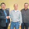 (rs)  Michael Herold wurde als neuer Feldgeschworener in der jüngsten Gemeinderatssitzung vereidigt. Michael Herold (45) ist seit 2011 selbstständiger Bio-Landwirt. Sein Schwerpunkt liegt im Anbau von Hokkaido-Kürbissen. Das Bild zeigt von links: Bürgermeister Thomas Rützel, Michael Herold und Feldgeschworenenobmann Rudolf Dürr.
