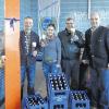 Strahlende Gewinner: Aus rund über 800 Einsendungen für das Gewinnspiel der Streck-Bräu in der „Sommerpost“ wurden die Sieger gezogen. Von links: Stefan Enders aus Frankenheim, Katrin Fuchs aus Ostheim und Kurt Landgraf aus Mellrichstadt. Im Sudhaus der Streck-Bräu überreichte Inhaber Axel Kochinki die Gewinne.