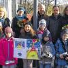 Das Weihnachtskarten-Team: Die Bilder für die diesjährige Himmelstadter Weihnachtspostkarte malten die Schüler der Grundschule. Im Bild von links: die kleinen Künstler Monika Friedrichs (Elfchen), Mona-Tullia Jäkel (Karteninnenseite), Linda Colic-Markovics (Vorderseite), Irina May (Rückseite), Julian May und Luca Müller, ihre Bilder zieren die Briefumschläge sowie dahinter Rektorin Gertrud Moser, Melanie Herbst von der VG Zellingen, Werner Scheller von der Post,  Bürgermeister Gundram Gehrsitz und Lehrerin Tanja Schaub-Gütling.