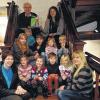 (hop)   Zum dritten Mal besuchte der Kindergarten Wiesthal mit den Vorschulkindern das Stadtgeschichte-Museum. Patricia Keller überreichte die dafür eingegangene Summe als Spende an Georg Büttner vom Museum. Dort wird man die 190 Euro für die Museumspädagogik verwenden. Das Bild zeigt die Kinder mit den Erzieherinnen Melanie Roth (rechts) und Karla Roth (links) sowie links unten Annemarie Heuler vom Historischen Verein.