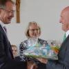 Abschied nehmen hieß es für Kreiskämmerer Winfried Miller im Kreistag. Landrat Thomas Habermann überreichte ihm ein Präsent und seiner Frau Claudia ein Blumengebinde.