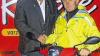 (kri)   Stefan Breunig aus Gaukönigshofen heißt der Gewinner des Käuzle-Rollers, dem Hauptpreis der Treueaktion der Kauzen-Brauerei. Breunig wurde aus mehreren hundert Einsendungen gezogen. Das Fahrzeug im Wert von etwa 1800 Euro wurde ihm von Kauzen-Geschäftsführer Karl Heinz Pritzl (links im Bild) übergeben.
