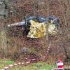 Trümmer im Waldstück: Das Wrack eines abgestürzten Hubschraubers liegt am Mittwoch bei Neuhausen ob Eck. Zwei Menschen sind ums Leben gekommen. Bei den Opfern handelt es sich nach Polizeiangaben um einen Fluglehrer und einen Schüler.