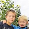 Da blühte sie noch: Julien (links) und Luca waren mächtig stolz auf ihre vier Meter hohe Sonnenblume.