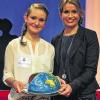 Konditormeisterin und Fernsehmoderatorin Angelika Schwalber (rechts) war beeindruckt von Jasmin Schuhmanns süßer Kreation.HESS