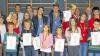 Leistung gewürdigt: Hiltrud Zadra (links), Kreisgeschäftsführerin des Bayerischen Landessportverbandes, und Landrat Thomas Schiebel (hinten, Zweiter von rechts) zeichneten in der Main-Spessart-Halle in Marktheidenfeld erfolgreiche Schulsportler aus dem Landkreis aus.