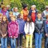 (chk)   Das Günterslebener Weinbergprojekt wurde 2006 vom Weinbauverein, der Gemeinde und der Ignatius–Gropp–Grundschule initiiert und wird seitdem jährlich durchgeführt. Ziel dieses pädagogischen Projektes ist es, die Kinder mit der Arbeit im Weinberg vertraut zu machen. Die Begegnung mit der heimatlichen Natur und Weinbaukultur steht dabei im Vordergrund. Die Schüler der dritten Klasse gehen im Frühjahr in den Weinberg und beschneiden dort Reben. Im Herbst, wenn die Kinder in der vierten Klasse sind, wird mit den Weinbergsbesitzern und Lesehelfern geerntet – unter fachmännischer Anleitung zum Schneiden, Lesen und Butten tragen. Im Anschluss können die Kinder zuschauen, wie aus ihren Träubeln Saft entsteht und abgefüllt wird. So erleben die Schüler hautnah, wie durch ihrer Hände Arbeit ein heimisches Produkt entsteht. Darüber hinaus fühlen die Kinder, dass sie hier im Weinberg zwischen all den Erwachsenen wichtig sind, dass sie gebraucht werden. Im Bild: Kinder der Ignatius-Gropp-Grundschule nach der Weinlese im Günterslebener Sommerstuhl.