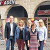 Neu in der Hauptstraße: Schmidt &Kurtze hat in der Hauptstraße 35 von Karlstadt eine Filiale eröffnet mit der Bezeichnung „Arkaden“. Im Bild von links Karlheinz und Birgit Schmidt, Bianca Elbertzhagen, Sabine Heuchert und Beatrix Röder.