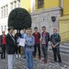 Wahl gewonnen: Kurt Krause vom Schulamt Kitzingen überreicht dem neuen Kreisschülersprecher der Mittelschulen, Benjamin Schwarz, seinen Aufgabenkatalog. Im Hintergrund die anderen Schülersprecher des Landkreises (von links): Anna-Lena Bauer, Duygu Sipahi, Stellvertreter Daniel Jung, Frederic Münch, Maximilian Engl und Leon Conrad.