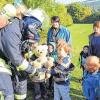 Gerettet: Ein Atemschutzträger übergibt nach der Feuerwehrübung am Kindergarten Westsiedlung dem kleinen Paul seinen Teddybären. Kindergarten- und Einsatzleitung waren mit dem Verlauf der Übung zufrieden.