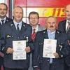 (mae)   Ehrungen wurden beim Kameradschaftsabend der Freiwilligen Feuerwehr Waldbüttelbrunn  ausgesprochen. Landrat Eberhard Nuß, Kreisbrandrat Heinz Geissler und Bürgermeister Alfred Endres zeichneten verdiente Feuerwehrleute für ihren jahrelangen Einsatz aus. Für 25 Jahre aktiven Dienst gab es die staatliche Ehrung für Stefan Ott, Bernhard Roos, Hubert Spiegel und Thomas Walter. Für 20 Jahre erhielten Daniel Steinmetz und Christian Schwaicker eine Ehrung. Für zehn Jahre aktiven Dienst wurden Thomas Bauer, Stephanie Zürn und Bernhard Kroyer geehrt. Kommandant Daniel Steinmetz lobte seine Einsatzkräfte und stellte die Besonderheit der Feuerwehr in den Mittelpunkt seiner Ausführungen. Die Feuerwehr lebe von Kameradschaft, wo sich einer auf den anderen verlassen könne. „In einer Kameradschaft ist keiner alleine“, so Steinmetz. Im Bild: (von links) Christian Schwaicker, Stephanie Zürn, Bernhard Kroyer, Thomas Walter, Kommandant Daniel Steinmetz, Bernhard Roos, Bürgermeister Alfred Endres, Hubert Spiegel, Landrat Eberhard Nuß, Stefan Ott, Kreisbrandinspektor Winfried Weidner, Kreisbrandrat Heinz Geissler und Kreisbrandmeister Johannes Sieber.