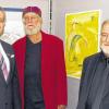 „Aquarell und Acryl – eine Gegenüberstellung“: Über die Eröffnung der Ausstellung freuten sich Laudator Dieter Roth (rechts) und der Gebietsdirektor der Sparkasse-Mainfranken Peter Schmitt (links) mit dem Karbacher Künstlers Roland Eckert-Köhler (Mitte).