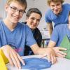 (tzo)   Mathematik. Allein der Begriff lässt viele Schülern und Studenten erschaudern. Dass dies nicht immer so sein muss, zeigt ein Projekt des P-Seminars am Röntgen-Gymnasium. Interessierte können noch bis Freitag, 18. Oktober, im Zeichensaal der Schule am Sanderring vorbeischauen. 34 Exponate laden dort zum spielerischen Auseinandersetzen mit der Mathematik ein. Die 14 Schüler hatten zur Vorbereitung mit ihrem Seminarleiter Nikolaus Weber verschiedene Ausstellungen, unter anderem im Mathematikum in Gießen, besucht. „Zuerst wollten wir Exponate aus Gießen leihen, haben uns dann aber aus Kostengründen dazu entschieden, diese selbst nachzubauen“, sagt Laurin Zöller. Zum Beispiel den Spenden- bzw. Potenzialtrichter: Münzen, die dort hineingeworfen werden, rollen immer senkrecht zur Trichteroberfläche nach unten in die Spendenbox. Aber nicht nur für Mathe-Genies ist die Ausstellung interessant, verrät Zöller. „Viele Sachen kann man einfach machen, benötigt aber höhere mathematische Kenntnisse zur Erklärung. Es ist aber natürlich für jede Altersgruppe was dabei.“ Schon über zwölf Klassen mit jeweils etwa 30 Schülern besuchten in der ersten Woche das Projekt. Auch in dieser Woche lässt sich kein Abwärtstrend erkennen. Laut Zöller waren die Besucher fasziniert und eilten sofort zu den verschiedenen Ausstellungsstücken. Hauptziel für Seminarleiter Weber: Den Schülern die Matheängste zu nehmen und einen spielerischen Umgang mit der Mathematik zu ermöglichen. Im Bild (von links) die P-Seminar-Schüler Andreas Hofmann, Johannes Kistler, Laurin Zöller und Ann Kathrin Landgraf mit einigen ihrer Ausstellungsstücke.