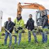 Erster Spatenstich: Bürgermeister Willi Warmuth, Bauhofleiter Christoph Zehe, Bautechniker Stefan Malinka, Florian Winzig (Abwasserzweckverband Oberes Werntal) sowie Bauleiter Oliver Halbritter und Polier Johannes Balaschov im Neubaugebiet Ziegelhütte.