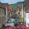 Flanieren durch den festlich geschmückten Ort. Das 6. Thüngersheimer Höfe-Fest zog zahlreiche Besucher an.