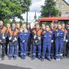 (hf)   Elf Jugendliche der Feuerwehr Eichenhausen absolvierten das Jugendleistungsabzeichen in Theorie und Praxis erfolgreich. Als Prüfer fungierten Kreisbrandmeister Martin Tuchlinski aus Saal, Feuerwehrkommandant Michael Weber aus Bad Königshofen und Schiedsrichter Jochen Krug aus Bad Königshofen. Die Prüfer bescheinigten dem Jugendleiter und Ausbilder David Schustek ausgezeichnete Arbeit. Aus den Händen von Kreisbrandmeister Martin Tuchlinski erhielten das begehrte Abzeichen: Arthur Rogowski, Steffen Söder, Julia Volkheimer, Sarah Wirsing, Florian Balling, Johannes Schustek, Fabian Seifert, Lorena Hofgesang, Katharina Balling, Leo Jessat, Marek Söder. Unser Bild zeigt sie mit Bürgermeister Peter Schön, Schiedsrichter Jochen Krug, Jugendleiter David Schustek, Kommandant Walter Steinmüller, KBM Martin Tuchlinski (hinten rechts), FW-Kommandant aus Bad Königshofen Michael Weber und Gemeinderat Heribert Schustek (beide rechts).