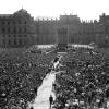 Eine riesige Menschenmenge erwartete am 7. Juli 1949 auf dem Residenzplatz in Würzburg die Rückkehr der Frankenapostel. Eine riesige Menschenmenge erwartete am 7. Juli 1949 auf dem Residenzplatz in Würzburg die Rückkehr der Frankenapostel.