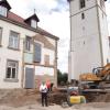 Der marode Anbau an das Schulgebäude wurde mittlerweile abgerissen. Bürgermeister Wolfgang Seifert informiert sich regelmäßig über den Fortgang der Arbeiten. 