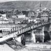 Großbaustelle: Mit einfachsten Mitteln bewältigte die Baufirma Ehrenfels 1946 die Reparatur der Karlstadter Mainbrücke. Auf der Karlstadter Seite wurden zwei Betonpfeiler gebaut. Anschließend wurde das noch intakte Brückenelement von dort Richtung Mühlbach gezogen und auf der Karlstadter Seite eine Behelfsbrücke errichtet (beides hier bereits geschehen).