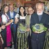 (tle)   Wenn man schon im „Paradies“ ist, dann ist der Segen nicht weit. Am Freitag wurde dieser Gedanke ein bisschen wahrer: Die Weinbruderschaft Franken war beim Weingut Dürr zu Gast und organisierte dort erstmals eine Segnung der Weintrauben. „Die Traubensegnung ist, vor allem in katholischen Regionen, eine uralte Tradition, die wir seit einigen Jahren wieder aufleben lassen“, erklärte Franz Sauer, stellvertretender Kellermeister. Der Verein war mit einer Abordnung von rund 50 Personen nach Bullenheim gereist. Von links: die Nenzenheimer Weinprinzessin Tina, Franz Sauer, Franziska (Randersacker), Initiator Wolfram König, Bruderschaftsmeister Edgar Schäffer, Christina (Ippesheim), Diakon Peter Walter, Pfarrer Gerhard Glemser und Weinprinzessin Kristin (Bullenheim).