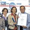 Übergabe: Heinz Hensel (Dritter von rechts) hat die Leitung seiner Fahrzeugbau-Firma in Waldbrunn nach 30 Jahren abgegeben. Geschäftsführerinnen sind nun seine Töchter Simone Hensel (Dritte von links) und Ines Hensel (Bildmitte); mit im Bild (von links) MdL Manfred Ländner, ZFK-Präsident Peter Börner, Seniorchefin Franziska Hensel, stellvertretender IHK-Hauptgeschäftsführer Rudolf Trunk und Bürgermeister Hans Fiederling.