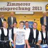 Nachwuchskräfte aus dem Landkreis: Die freigesprochenen Jung-Zimmerer der Innung Main-Spessart (vorne von links) Christian Fischer (Weißenberger Bedachungen, Arnstein), Florian Kimmel (Bippus Holzbau, Neustadt/Main), Tino Schüler (Gessner Zimmerer-Team, Rieneck), Sven Linke (Alldach GmbH, Hafenlohr), Innungssieger Kevin Williams (Keidel GmbH, Birkenfeld) und Patrick Schnackig (Stefan Weyer, Roden-Ansbach). Es fehlen René Kohlhepp (Ehrenfels GmbH, Karlstadt) und Alexander Schmitt (Karlburger Holzbau, Karlstadt). Glückwünsche kamen von Gesellenprüfungsvorsitzendem Josef Feser (von links hinten), Innungsobermeister Udo Kunkel und Peter Aicher, Präsident der Verbände des Bayerischen Zimmerer- und Holzbaugewerbes.