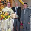 Einmal Danke sagen: Für 25 Jahre seelsorgerisches Wirken in Hohenroth und Ebersbach bedankten sich die Pfarrgemeinderatsvorsitzenden aus Hohenroth August Sieben (Mitte) und aus Ebersbach Karl-Heinz Müller (rechts) mit einem Tankgutschein und einem Gartenhilfe-Gutschein bei Pfarrer Karl-Heinz Mergenthaler.
