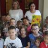 Abschied inmitten der Kinder: Pauline Felber (rechts) wurde von den Kindern des Geiselwinder Kindergartens verabschiedet. 18 Jahre lang war sie als Beauftragte der Kirchengemeinde für die Verwaltung zuständig. Leiterin Heike Bode und die Kinder bedankten sich.