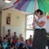 Unter einen großen Schirm musste sie sich stellen, damit sie immer beschützt sei. Ein schönes Leben, Schmetterlinge und Gesundheit - das wünschten ihr die Kleinen aus dem Geiselwinder Kindergarten.