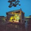 Lauschige Abende am Mainufer: Die Stadt zieht eine positive Bilanz der Veranstaltungsreihe auf der schwimmenden Bühne. Hier das Konzert mit Michael Wollny und Nils Landgren.