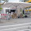 Mit großem Schirm: Die Ausstattung steht bereit. Am Montag will das Café & Bar Felicia am Felix-Freudenberger–Platz eröffnen.
