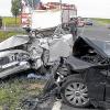 (kri)   Tödliche Verletzungen erlitt der 68-jährige Fahrer eines Oldtimers bei einem Verkehrsunfall am Sonntag zwischen Gaukönigshofen und Sonderhofen, berichtet die Polizei. Um 17 Uhr wollte ein Autofahrer nach links nach Wolkshausen abbiegen. Allerdings musste er warten, weil ihm eine Oldtimerkolonne entgegen kam. Ein weiterer Autofahrer hielt ebenfalls an. Ein nachfolgender BMW-Fahrer wurde offenbar zu spät auf diese Situation aufmerksam. Um einen Auffahrunfall zu vermeiden, zog der 22-jährige Fahrer seinen BMW nach links und prallte auf der Gegenfahrbahn mit einem Ford Taunus 17M zusammen. In dem Oldtimer wurde ein Ehepaar eingeklemmt. Feuerwehren aus Gaukönigshofen, Rittershausen und Sonderhofen befreiten die Schwerverletzten mit der Rettungsschere. Der 68-jährige Oldtimer-Fahrer wurde mit einem Hubschrauber in die Uniklinik nach Würzburg geflogen, wo er Montag früh dann verstarb. Die sechs Jahre jüngere Ehefrau kam in ein Krankenhaus. Der aus dem Landkreis Würzburg stammende Unfallverursacher erlitt leichtere Verletzungen und einen Schock. Die beiden am Unfall beteiligten Fahrzeuge haben nur noch Schrottwert.