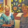 Farben sagen mehr als tausend Worte: Malerin Claudia C. Cebulla (links) mit Laudatorin Dorothea Weitz und Jubiläums-Kalender beim „Heimspiel“ in den Gaden.