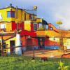 Kaum Ecken und Kanten: Zehn Jahre gibt es nun das Hundertwasser-Weingut Hirn bei Untereisenheim. Das wird am Wochenende gefeiert.Foto: Hirn