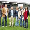 Von den Erfahrungen der Energiegenossenschaften lernen: Eine türkische Delegation vom Ministerium für Zoll und Handel (rechts neben Gunnar Gantzhorn von der Agrokraft, Vierter von links) erkundete innerhalb einer Deutschlandtour die Projekte des Bioenergiedorfs Großbardorf. Erste Station war das Gelände des Sportvereins.