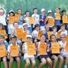 (sgs)   Beim TSC Heuchelhof sichtete der Tennisbezirk Unterfranken die Talente der Altersklassen U 7, U 8 und U 9. 37 Kinder aus dem gesamten Bezirk widmeten sich einen Tag lang Sport, Spiel und Spaß. Neben unterschiedlichen Motorikübungen an vier Stationen standen auch Tennismatches in Dreier- und Vierer-Gruppen auf dem Programm. Die beiden Besten jeder Altersklasse waren: U 9 männlich: 1. Muhammed Yazici (TV Aschaffenburg), 2. Paul Wolz (TSC Heuchelhof); weiblich: 1. Ana Brand, 2. Mara Schad (beide TV Aschaffenburg); U 8 männlich: 1. Timo Ebner (TG Schweinfurt), 2. Emil Muthig (SV Ramsthal); weiblich: 1. Lilli Heckel (SG Margetshöchheim), 2. Carla Weigand (TV Aschaffenburg); U 7 männlich: 1. Jerk Jansen (WSV Aschaffenburg), 2. Anton Beyes (RW Gerbrunn). Das Foto zeigt alle Teilnehmer mit Bezirksjugendwart Klaus Englert.