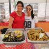 Fatma und Nida priesen ihre selber zubereiteten kulinarischen Spezialitäten an. Fatma und Nida priesen ihre selber zubereiteten kulinarischen Spezialitäten an.